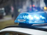 Ein abgefahrener Seitenspiegel hat die Windschutzscheibe eines Autos beschädigt und 7000 Euro Schaden verursacht.