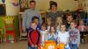 Inhaber Peter Ottillinger und Kindergartenleitung Kathrin Wurm mit den Kindergartenkindern.
