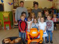 Inhaber Peter Ottillinger und Kindergartenleitung Kathrin Wurm mit den Kindergartenkindern.
