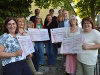 Bei der Spendenübergabe (von links): Ulrike Wagner, Anke Drukewitz, Traudi Kappeler, Maja Pauer, Kreisobmann Karlheinz Götz, Martina Hofer, Annelene Helmle, Christina Wendt, Irmgard Haberl, Walter Engeler, Stilla Schrammel und Kreisbäuerin Susanne Löfflad.