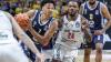 Alba-Youngster Jack Kayil (l) zieht an Bambergs Cobe Williams vorbei.