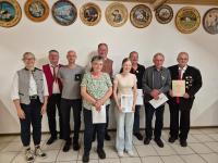 Bei der Ehrung (von links) Heike Wildfeuer-Fick, Raimund Flath, Thomas Rödl, Petra Nagl, Alois Schiegg, Lena Stöckl, Harald Stawars, Ambros Heckel und Otto Nagl.