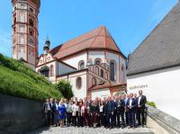 Der Vorstand und Aufsichtsrat der VR Bank vor dem Kloster Andechs.