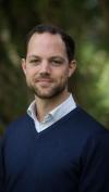 Professor Gabriel Laeis lehrt an der IU Internationalen Hochschule und beschäftigt sich auch damit, welchen Einfluss Beziehungsdynamiken auf die Ernährung haben.