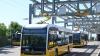 Ein E-Bus wird in Stuttgart an einer Stromtankstelle aufgeladen. (Archivbild)