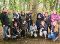 Tanja Rößner (Kräuterpädagogin 1. v. links)), Kreisjugendsprecherinnen: Iris Müller (3. v.links), Melody Geißel-Fleury (5. v. links stehend) und Megie Klinger (Mitte kniend)