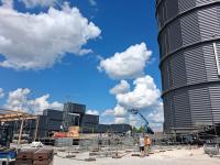 So sah die Baustelle am alten Gaswerk am Montag, 1. Juni, aus: Hier wachsen gerade die Aufbauten für die Freilichtbühne des Staatstheaters in die Höhe.