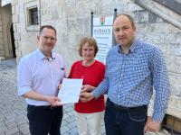 OB Gerhard Schoder hat aus den Händen der Ortsbeauftragten Hildegard Weis, und Stadtrat Roland Habermeier (von links) die Unterschriftenliste gegen den geplanten BOS-Funkmast übergeben.