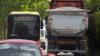 So eng geht es auf der Schwabmühlhauser Straße in Langerringen zu, wenn sich ein Lastwagen und ein Schulbus begegnen.