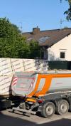 Wenn sich zwei Lastwagen in der Schwabmühlhauser Straße begegnen, ist für die Fahrer Millimeterarbeit angesagt.