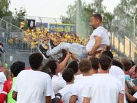 Trainer Michael Schiele und Würzburg feiern den Aufstieg.