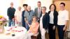 Ihren 100. Geburtstag feierte Irmgard Schwemer (sitzend) im Kreis ihrer Familie gemeinsam mit Bad Wörishofens Bürgermeister Daniel Pflügl (4. von rechts), seiner Stellvertreterin Michaela Bahle-Schmid (2. von rechts) und der stellvertretenden Landrätin Susanne Nieberle (rechts).