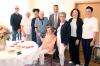 Ihren 100. Geburtstag feierte Irmgard Schwemer (sitzend) im Kreis ihrer Familie gemeinsam mit Bad Wörishofens Bürgermeister Daniel Pflügl (4. von rechts), seiner Stellvertreterin Michaela Bahle-Schmid (2. von rechts) und der stellvertretenden Landrätin Susanne Nieberle (rechts).