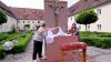 Die Messnerinnen der Hospitalstiftung, Gisela Litzel und Ute Kroter, schmücken den Fronleichnamsaltar im Innenhof der Hospitalstiftung.