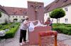 Die Messnerinnen der Hospitalstiftung, Gisela Litzel und Ute Kroter, schmücken den Fronleichnamsaltar im Innenhof der Hospitalstiftung.