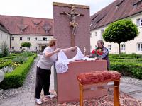 Die Messnerinnen der Hospitalstiftung, Gisela Litzel und Ute Kroter, schmücken den Fronleichnamsaltar im Innenhof der Hospitalstiftung.