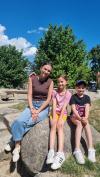 Julia Eimer (von links), Lina und Alina genießen den Nachmittag auf dem Wasserspielplatz in Königsbrunn.