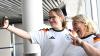 Glückliche Passagiere: Auch Leonie und Anja bekamen ein Deutschland-Trikot vor dem Linienflug mit der Nationalmannschaft nach Chicago.