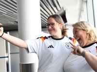 Glückliche Passagiere: Auch Leonie und Anja bekamen ein Deutschland-Trikot vor dem Linienflug mit der Nationalmannschaft nach Chicago.