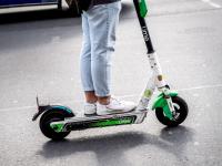 Die Augsburger Polizei kontrolliert auch immer wieder E-Scooter-Fahrer.