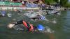 Der 5. Wemdinger Waldseetriathlon startet wie immer im Wasser. 500 Meter müssen die Schwimmer hier zurücklegen.