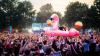 Wer Outdoor-Events in einer Gruppe besucht und sich gegenseitig im Blick behält, ist besser vor Taschendieben und anderen Gefahren geschützt.