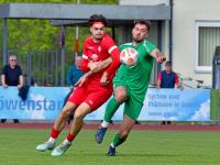 In der abgelaufenen Saison lieferten sich Engjëll Havolli (links) und FCG-Angreifer David Spizert ein packendes Duell, künftig spielen sie zusammen. Havolli wechselt von Türkspor Augsburg nach Gundelfingen.