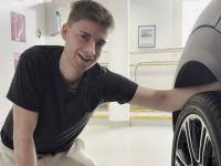 Sich bei der Arbeit als Kfz-Mechatroniker hinknien und wieder aufstehen - für Dennis Horn ist dies nach einer schweren Verletzung am Sprungbein dank einer innovativen OP-Methode wieder möglich.