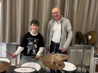 Franz Bartenschlager, ein Ausnahmetalent an der Günzburger Musikschule, erzielte beim Bundeswettbewerb Jugend Musiziert einen zweiten Preis. Mit ihm freut sich sein Lehrer Stefan Baldauf. 