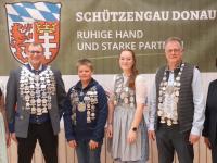 Zusammen mit der Gauschützenmeisterin und der Ellgauer Bürgermeisterin freuten sich die neuen Gauschützenkönige des Schützengaues Donau-Ries der Saison 2026 über die von ihnen gewonnenen Titel: (von links) Gauschützenmeisterin Heike Wildfeuer-Fick, Gauschützenkönig Luftgewehr Karel Kuba, Gaujugendschützenkönig Gabriel Praßler, Gauschützenkönigin Paula Flath, Gauschützenkönig Luftpistole Klaus Rupprecht sowie Ellgaus Bürgermeisterin Christine Gumpp.