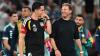 Bei der WM 2026 trifft Deutschland in Gruppe E auf Curaçao, die Elfenbeinküste und Ecuador. Welche Kader die Verbände zum Turnier schicken, lesen Sie hier. Das Foto zeigt Bundestrainer Julian Nagelsmann (r) und Benjamin Hübner, Assistenztrainer, nach dem 4:0-Sieg gegen Finnland Ende Mai.