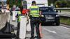 Polizisten der Bundespolizei kontrollieren Verkehrsteilnehmer am Grenzübergang Elten auf der A3 bei der Einreise nach Deutschland.