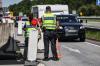 Polizisten der Bundespolizei kontrollieren Verkehrsteilnehmer am Grenzübergang Elten auf der A3 bei der Einreise nach Deutschland.