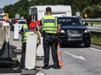 Polizisten der Bundespolizei kontrollieren Verkehrsteilnehmer am Grenzübergang Elten auf der A3 bei der Einreise nach Deutschland.