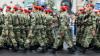 Soldaten vom Österreichischen Bundesheer marschieren über den Heldenplatz in Wien.