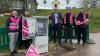 Roggenburgs Bürgermeister Thomas Franke (Dritter von rechts) und Telekom-Regionalmanager Daniel Frank (ganz links) beim Besuch einer Glasfaser-Baustelle.