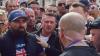 Der Rechtsextremist Tommy Robinson (Mitte) rief zu einer Demo vor dem Polizeihauptquartier in Southampton auf. (Archivfoto)