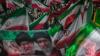 Regierungsnahe iranische Demonstranten schwenken iranische Flaggen und ein Porträt des Obersten Führers Ajatollah Modschtaba Chamenei und seines getöteten Vaters Ajatollah Ali Chamenei bei einer Versammlung auf einem Platz.