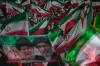 Regierungsnahe iranische Demonstranten schwenken iranische Flaggen und ein Porträt des Obersten Führers Ajatollah Modschtaba Chamenei und seines getöteten Vaters Ajatollah Ali Chamenei bei einer Versammlung auf einem Platz.