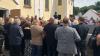 Nach dem Requiem versammelte sich die große Trauergemeinde vor dem Grab von Pater Markus. Es befindet sich direkt neben dem Eingang zur Kirche.
