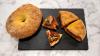 Auf Malta hat es mehr etwas von Sandwich, auf Gozo eher Pizzaartiges: Ftira, sprich «ffff-teer-ah» ist ein ringförmiges maltesisches Brot mit einer wunderbaren crispy Kruste.