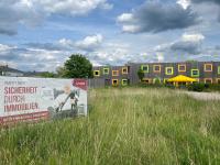 Auf einem großen Grundstück gegenüber der Kindertagesstätte Via Claudia wird in Gersthofen eine Anlage für Betreutes Wohnen entstehen. Mit Plakaten wird bereits für den Verkauf geworben.