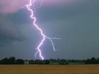 Gewitter können schnell aufziehen: Sommerliche Wärmegewitter entstehen oft innerhalb weniger Minuten und erfordern schnelles Handeln.