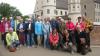 Beim Rundgang an den Wallanlagen fiel der Blick auf Wertingens Schloss. Heimatkenner Alfred Sigg (vorne, rechts) führte die Zusamtalfreunde durch das historische Städtchen.