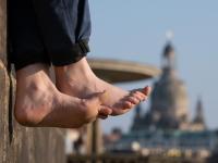 Freiluft für die Füße - aber mit Vorsicht: Selbst kleine Verletzungen an den Füßen können sich bei Diabetes mellitus oft nur sehr langsam schließen und zu Komplikationen führen.