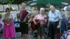 Manfred Neugebauer, bekannt als „Alfredo“ (rechts), tritt zusammen mit dem Trio „Anton, Tila & Rosi“ (von links Rosi Berther, Anton Kramer und Tila Hermann) in der Wallfahrtsgaststätte in Matzenhofen auf.