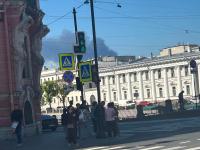 Rauch steigt auf über St. Petersburg, Russland.