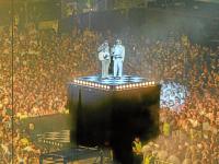 Knapp 28.000 Besucher jubelten am Samstagabend der Augsburger Band Roy Bianco & die Abbrunzati Boys in der WWK-Arena zu. Es war das erste Konzert in dem Fußballstadion.