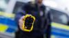 Taser statt Pistole? Die bayerische Polizei will das nun auch für den Einsatz auf Streife testen. (Symbolbild)