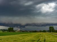 Drohende Gewitterwolken über der Biberbacher Wallfahrtskirche